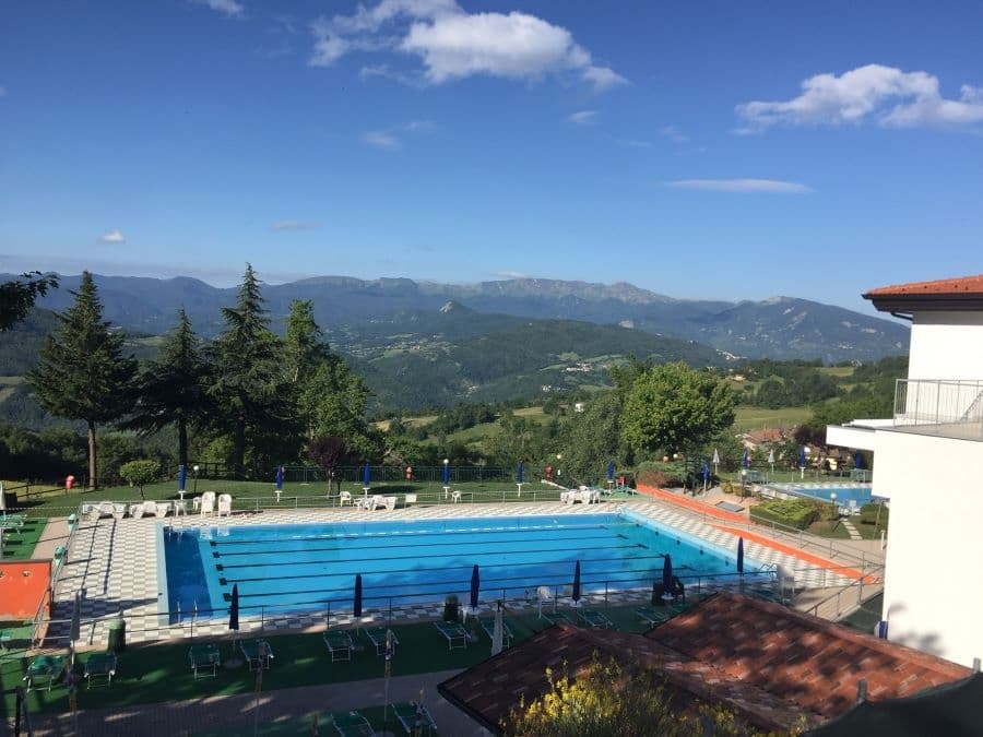piscina pubblica con meteo sereno