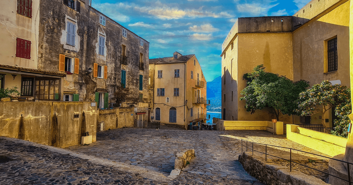 Cosa fare con il caldo a Calvi: scopri le soluzioni più fresche
