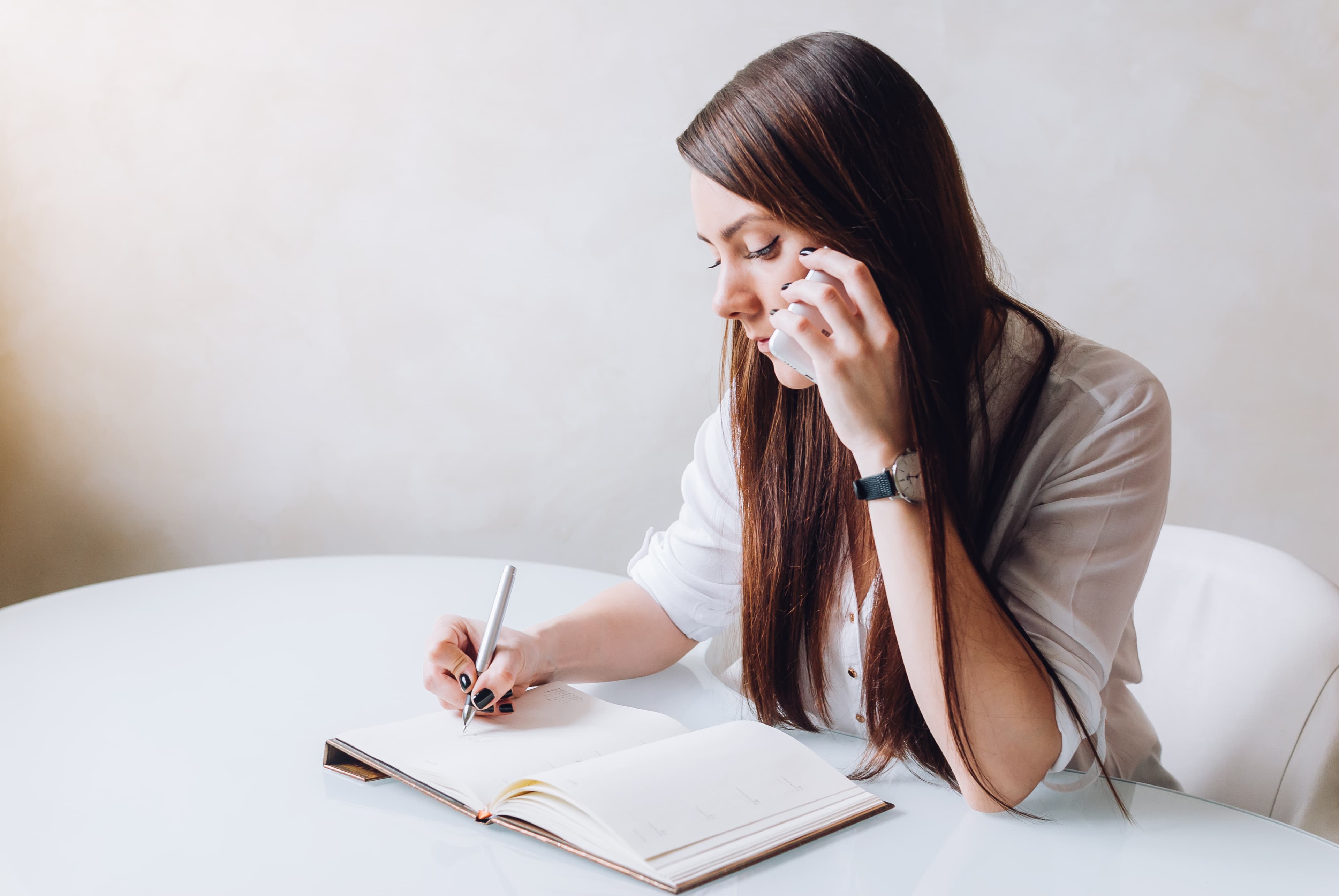 ragazza che lavora per fidelizzare i clienti